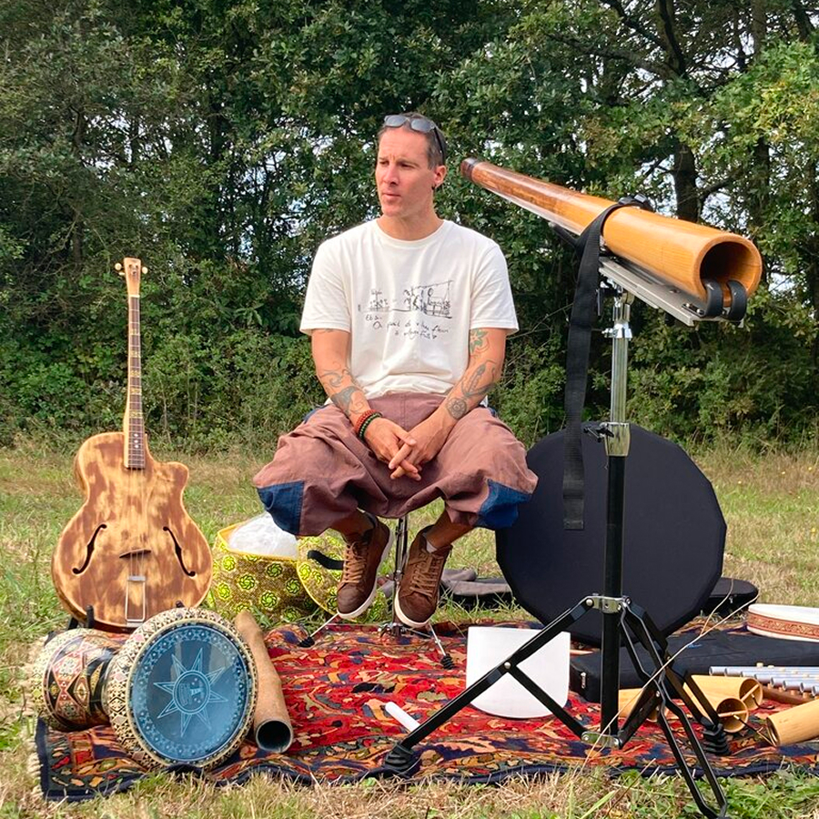 Animation didgeridoo en extérieur avec instruments du monde en Bretagne