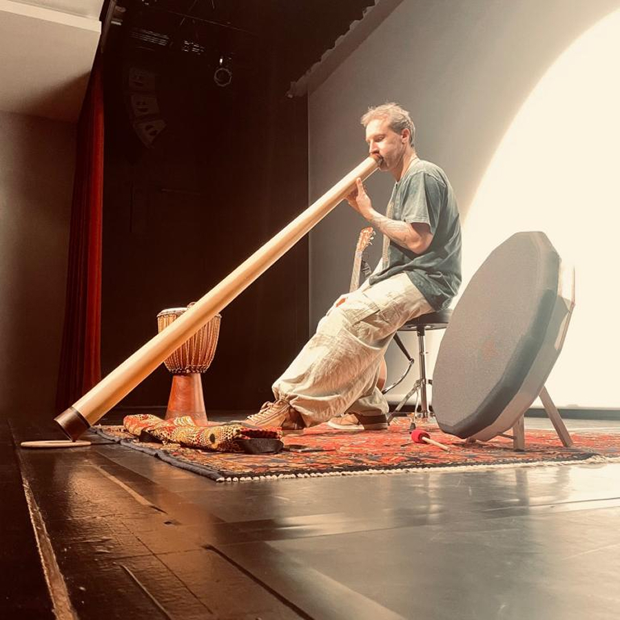 Animation musicale avec didgeridoo sur scène en Bretagne